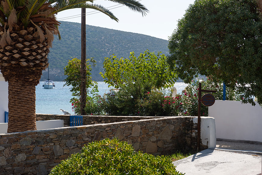 Short distance from the sea are the Margarita Giammaki Rooms in Vathi